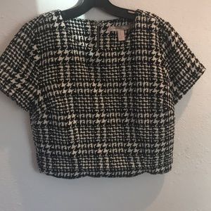 Forever 21 cropped knitted black and white blouse.
